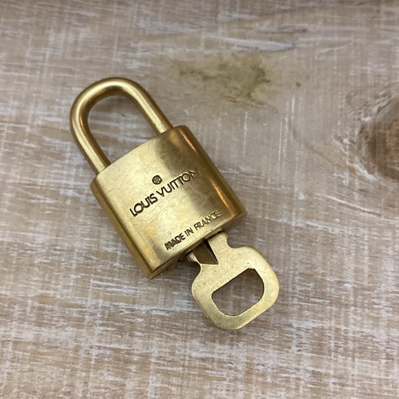 LOUIS VUITTON LOCK & KEY # 316 GUC - Picture 3 of 5